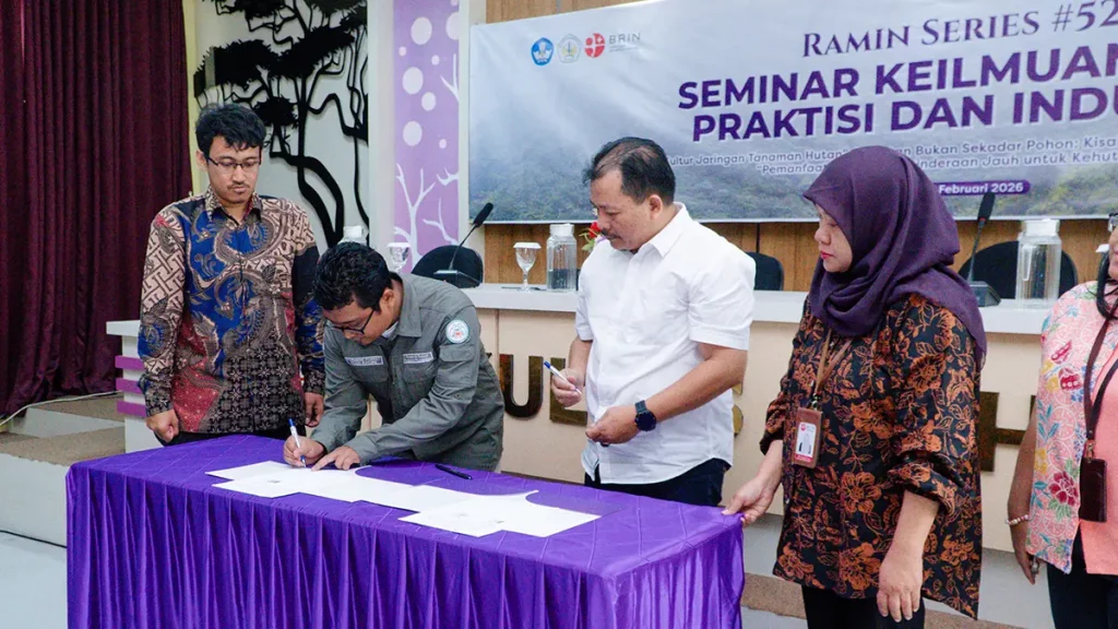 Penandatanganan dokumen PKS Fahutan UNTAN dan Yayasan 4F riset lapangan mahasiswa.